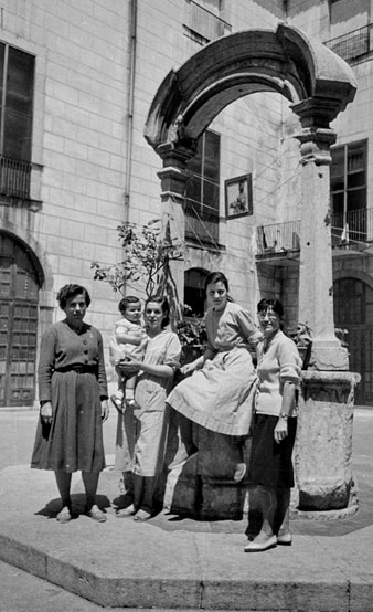 Retrat de quatre dones i un infant al pati de l'Hospici. 1962