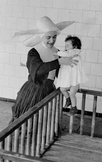 Una monja amb una nena petita a l'Hospici. 1957
