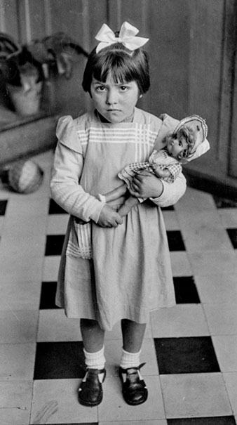 Una nena amb una nina a l'Hospici. 1957