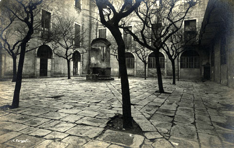 Pati interior de l'antic Hospici de Girona. 1911