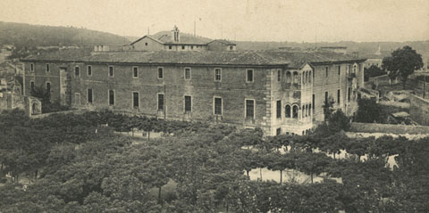 Vista de l'Hospici des de l'avinguda de Sant Francesc. En primer terme, el pati que posteriorment es convertiria en la plaça de la Diputació. A la dreta, un tram de la muralla de Jaume I. 1905