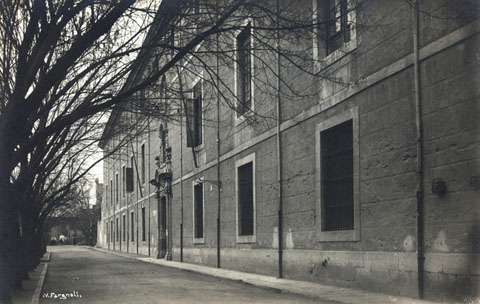 Façana de l'antic Hospici de Girona. 1911