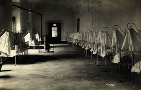 Sala de lactància de l'antic Hospici de Girona. 1911