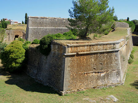 Vista parcial de les restes del castell de Montju&iuml;c