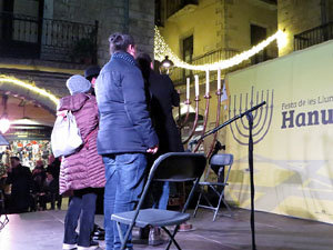 Nadal 2021. Encesa de les llums de Hanukk&agrave; a la pla&ccedil;a del Vi
