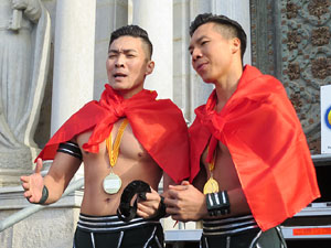 Nadal 2021. R&egrave;cord Guiness de pujada d'escales de Giang Brothers