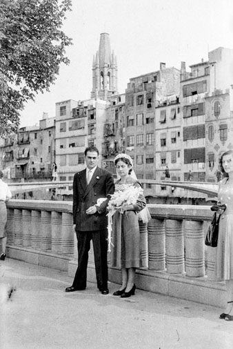 Retrat dels nuvis al passeig José Canalejas. Al fons, el pont d'en Gómez. 1950
