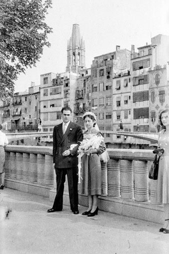 Retrat dels nuvis al passeig José Canalejas. Al fons, el pont d'en Gómez. 1950