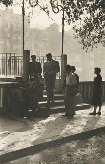 Pintor amb el seu cavallet al Passeig Josep Canalejas, a l'altura del pont d'en Gómez. 1957