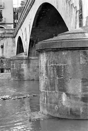 Vista del pont de Pedra des del riu Onyar. 1989