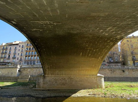 El pont de Pedra des de la llera de l'Onyar