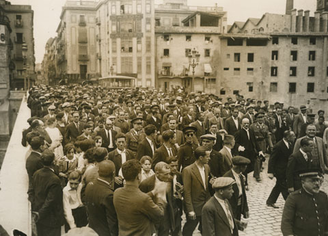 Visita oficial del president de la Generalitat de Catalunya Francesc Macià a la ciutat de Girona. Pas de la comitiva pel pont de Pedra. Entre la multitud Francesc Macià acompanat per l'alcalde Miquel Santaló i altres autoritats. 1931