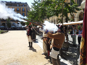 XIII Festa Reviu els Setges Napole&ograve;nics de Girona. Desfilada pels carrers de Girona