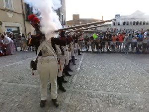 XIII Festa Reviu els Setges Napole&ograve;nics de Girona. Desfilada pels carrers de Girona