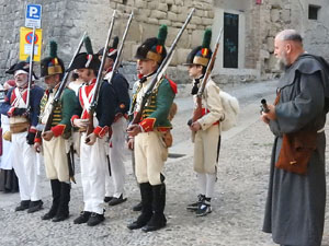 XIII Festa Reviu els Setges Napole&ograve;nics de Girona. Desfilada pels carrers de Girona