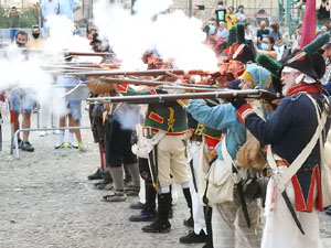 XIII Festa Reviu els Setges Napole&ograve;nics de Girona. Desfilada pels carrers de Girona