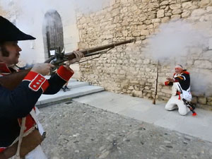 XIII Festa Reviu els Setges Napole&ograve;nics de Girona. Desfilada pels carrers de Girona