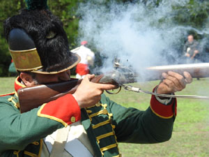 XIII Festa Reviu els Setges Napole&ograve;nics de Girona. Desfilada pels carrers de Girona