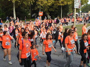 Cursa de la Dona 2022. Concentració i sortida del Parc de la Devesa, cursa pels carrers de Girona