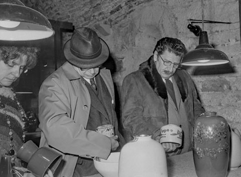 Reuni&oacute; del jurat dels premis de cer&agrave;mica al Castell. D'esquerra a dreta, l'artista, Em&iacute;lia Xargay i els cr&iacute;tics, &Agrave;ngel Mars&agrave; i Rafael Santos Torroella. La Bisbal d'Empord&agrave;. 1974