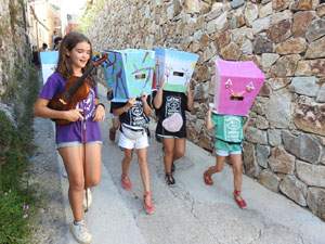 Festa Major de Sant Daniel 2022 - Cercavila des del mirador de Montorr&oacute; a la placeta d'entrada del Monestir de Sant Daniel