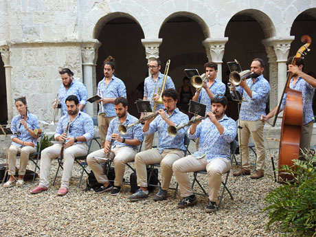 Festa Major de Sant Daniel 2022 - Audici&oacute; i ballada de la Sardana de les monges al claustre del Monestir de Sant Daniel