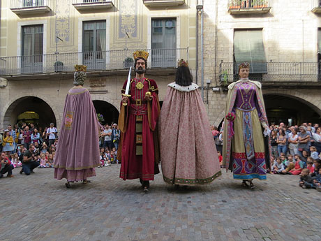 Fires de Sant Narc&iacute;s 2022. Toc de rams. Cerim&ograve;nia del canvi de rams de les gegantes