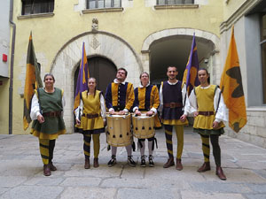 Fires de Sant Narc&iacute;s 2022. Toc de rams. Cerim&ograve;nia del canvi de rams de les gegantes