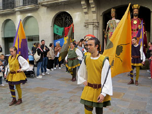 Fires de Sant Narc&iacute;s 2022. Toc de rams. Cerim&ograve;nia del canvi de rams de les gegantes