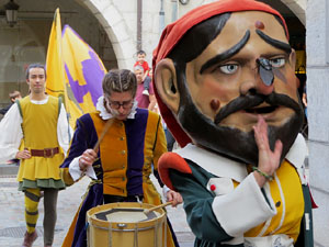Fires de Sant Narc&iacute;s 2022. Toc de rams. Cerim&ograve;nia del canvi de rams de les gegantes