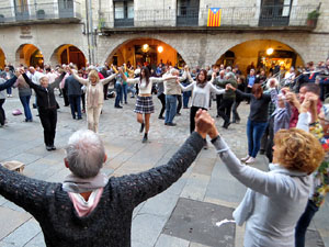 Fires de Sant Narcís 2022. Ballada de sardanes amb la Cobla Montgrins a la plaça del Vi
