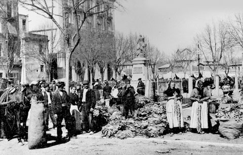 Mercat de verdures i hortalisses instal·lat a la plaça de la Independència, just al costat de l'escultura als Defensors de Girona el 1808 i 1809. 1910