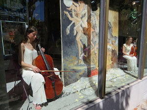 Temps de Flors 2022. Aparadors i decoraci&oacute; de comer&ccedil;os