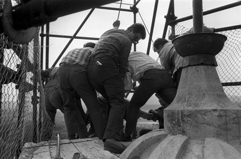 Col·locació de la nova escultura de l'Àngel de la Catedral. Ascensió de l'escultura fins al cupulí del campanar. 1968