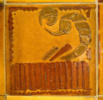 Rajola de la façana de l'Escola d'Arts i Oficis, del carrer Anselm Clavé