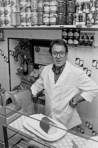 Interior de la xarcuteria Jaume Ventura. Retrat del propietari del negoci, Narcís Ventura Pujolràs, al mostrador de la botiga. 1989