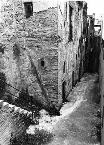 Antic carrer entre l'Arxiu de Sant Josep i la casa Ruyra, posteriorment tancat per una portalada que dóna al carrer de Sant Josep. 1986