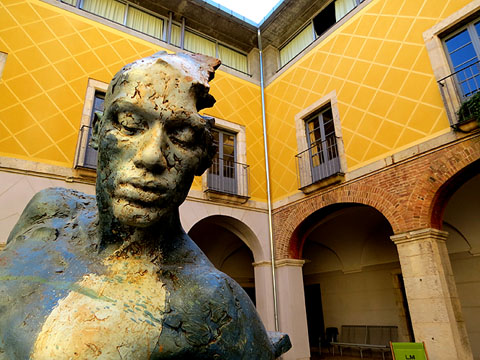 Escultura d'Eudald de Juana Górriz al claustre del Centre Cultural de la Mercà. 2019