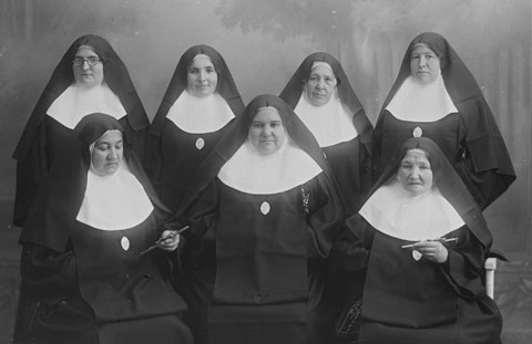 Retrat de grup de les monges del convent de les Germanes de Sant Josep de Girona (Vetlladores). A dalt, d'esquerra a dreta: Lluïsa Costa, Núria Güell, Consuelo Mir i Concepció Pujol. A baix, d'esquerra a dreta: Casilda Matabosch, Elena Campmol i Maria Vinardell. 1933