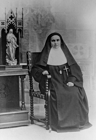 Retrat d'estudi d'Assumpció Pigem, superiora general de les Germanes de Sant Josep. 1934