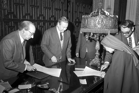 Signatura de la compra d'una finca rústica a les monges Vetlladores de Sant Josep per l'Ajuntament de Girona. Una monja signa el document davant l'alcalde de al ciutat, Josep Bonet Cuffí. 1972