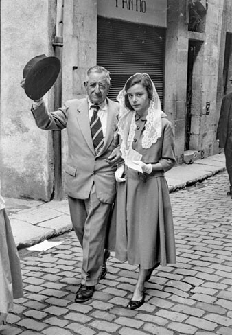 Festa d'homenatge a la gent gran. La comitiva al seu pas pel carrer de la Cort Reial. 1957