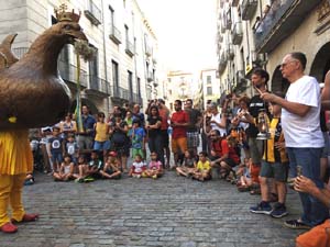 Arribada a la plaça del Vi i ball de l'Àliga de la Ciutat