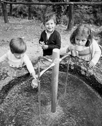 Mainada jugant a la font del Ferro. 1980