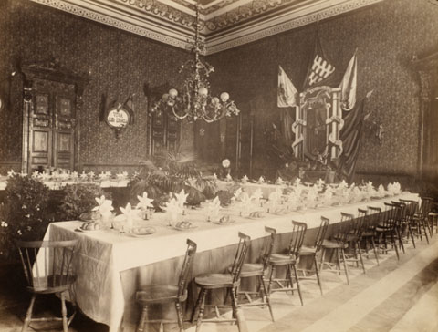 Acte de reconeixement als expedicionaris de la guerra de Cuba. Vista interior del saló de descans del Teatre Municipal, amb els preparatius per a l'acte de reconeixement als militars que participaren a la guerra de Cuba. S'observen els preparatius per al banquet, banderes, escuts, i plaques amb les inscripcions de Viva Cuba española, Gloria al ejército i Viva España. 1898