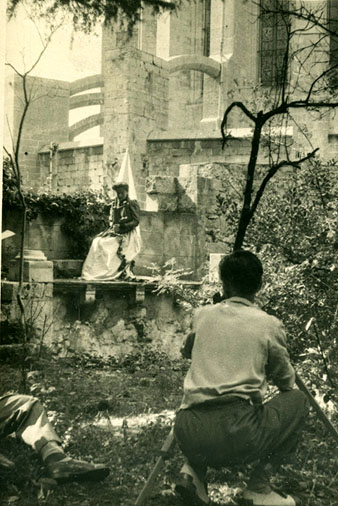 Escena del rodatge de la pel&middot;l&iacute;cula 'Castillo Maldito'. Montserrat Fabra interpretant el paper de dama en els Jardins de la Francesa. 1949