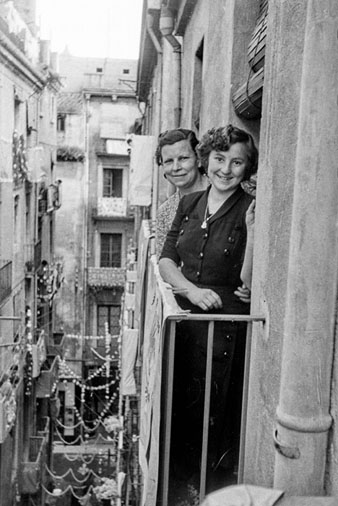 Processó: de la Mare de Déu de Fàtima. Retrat de dues dones en un balcó del carrer Mercaders. 1951