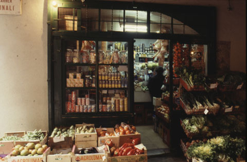 Façana de la botiga de comestibles Lolita situada al carrer Guillem Minali. 1988