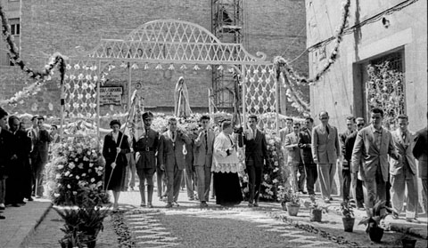 Processó de la Mare de Déu de Fàtima al seu pas pel carrer del Nord. 1951