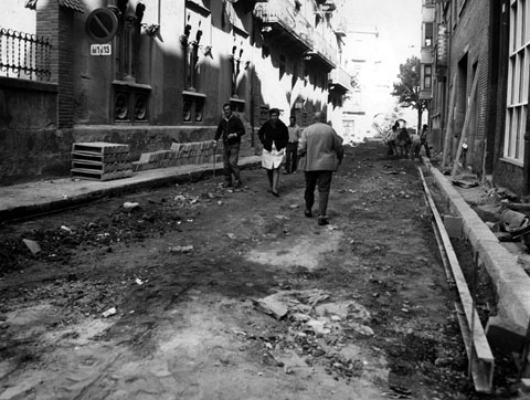 Obres al carrer del Nord. Al fons, la Gran Via de Jaume I. 1973